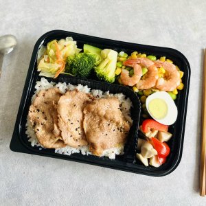 輕食控必吃｜低GI便當嫩煎里肌 × 白酒鮮蝦雙主食