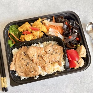 味噌豬排＋綠咖哩炒雞肉會議便當(20個起訂)